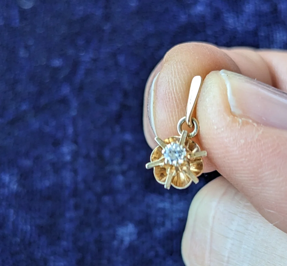 Solid 10K Gold Flower Pendant, Vintage - Picture 2 of 9